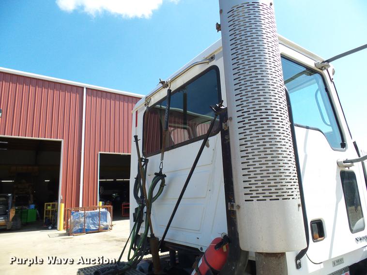 image for item DE5104 2004 Mack CX613 semi truck