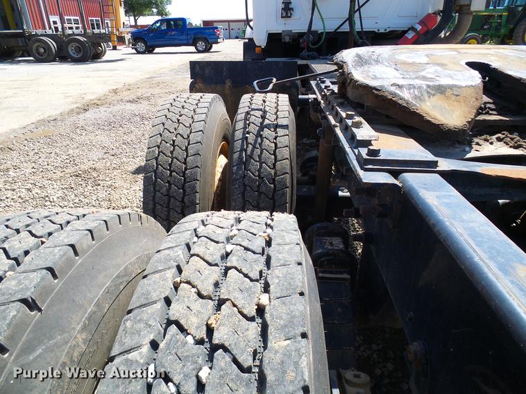 image for item DE5104 2004 Mack CX613 semi truck