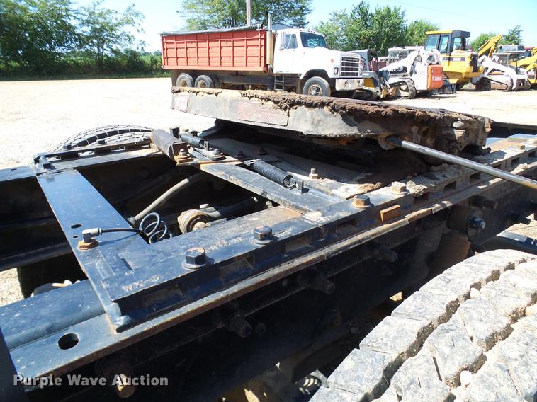 image for item DE5104 2004 Mack CX613 semi truck