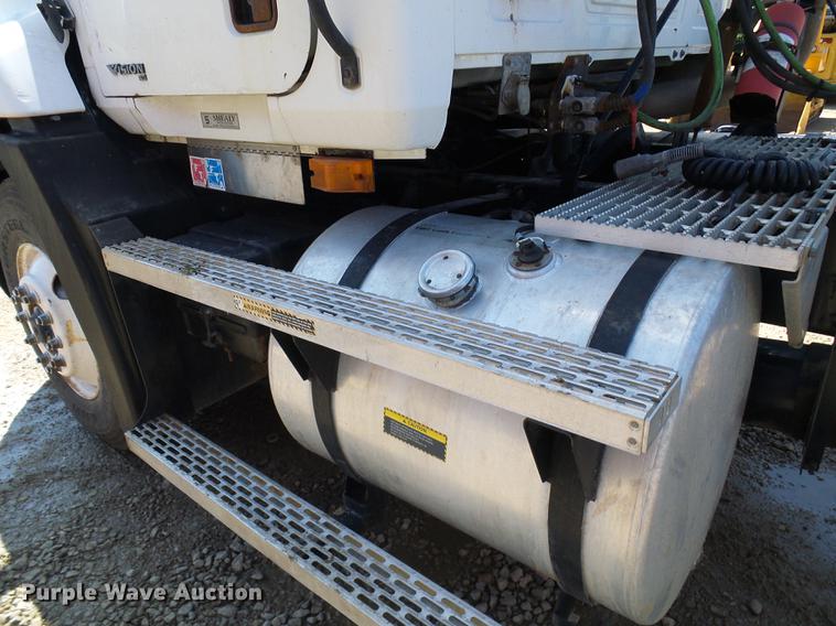 image for item DE5104 2004 Mack CX613 semi truck