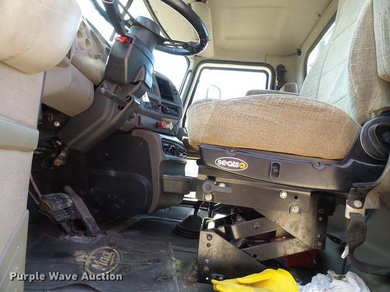 image for item DE5104 2004 Mack CX613 semi truck