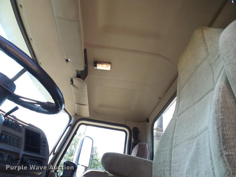 image for item DE5104 2004 Mack CX613 semi truck