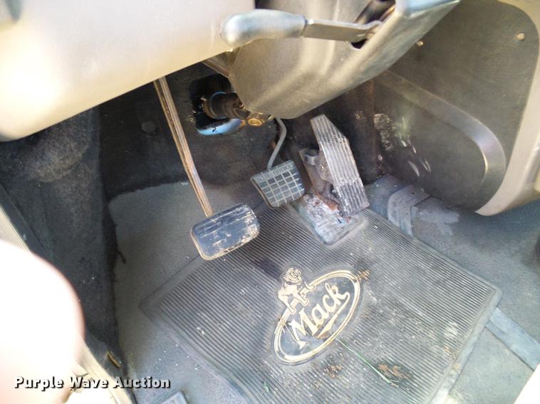 image for item DE5104 2004 Mack CX613 semi truck