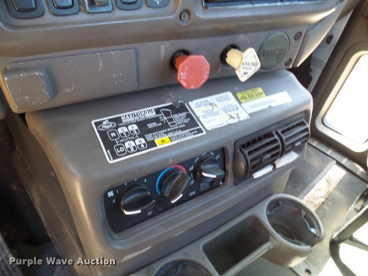 image for item DE5104 2004 Mack CX613 semi truck