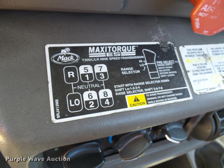 image for item DE5104 2004 Mack CX613 semi truck