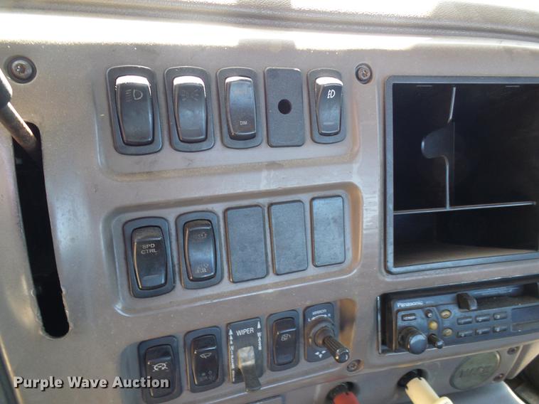 image for item DE5104 2004 Mack CX613 semi truck