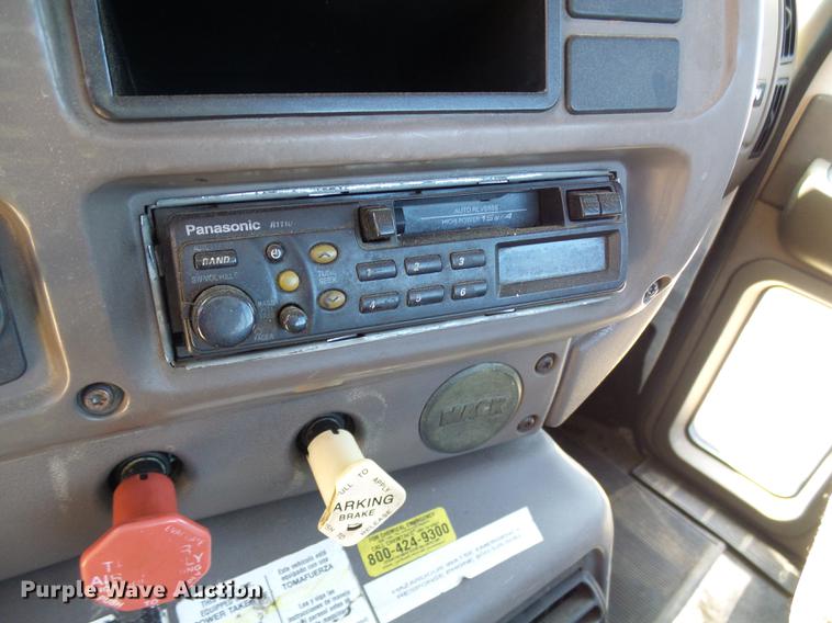 image for item DE5104 2004 Mack CX613 semi truck