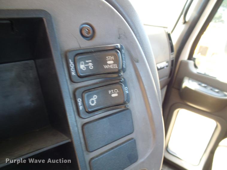 image for item DE5104 2004 Mack CX613 semi truck