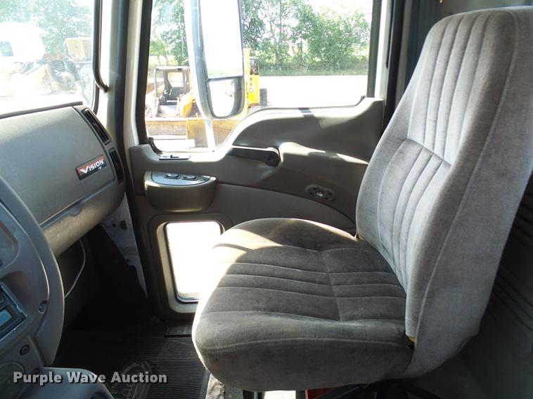 image for item DE5104 2004 Mack CX613 semi truck