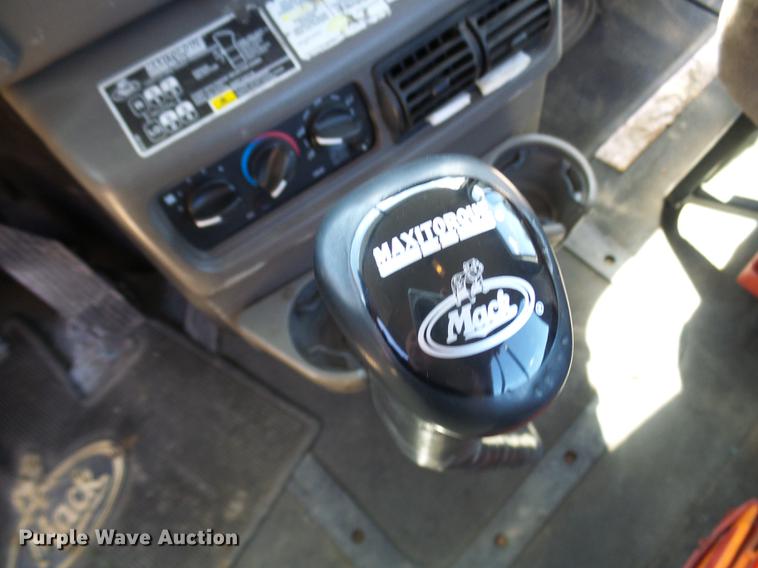 image for item DE5104 2004 Mack CX613 semi truck