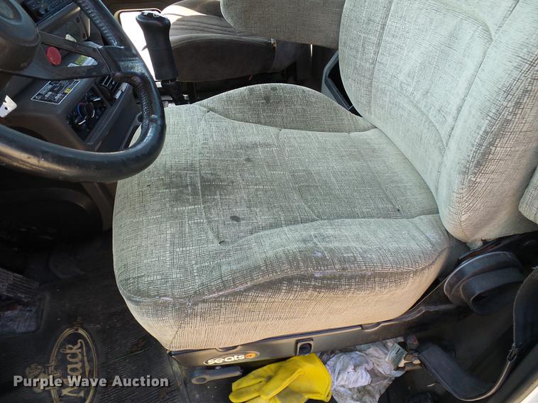 image for item DE5104 2004 Mack CX613 semi truck