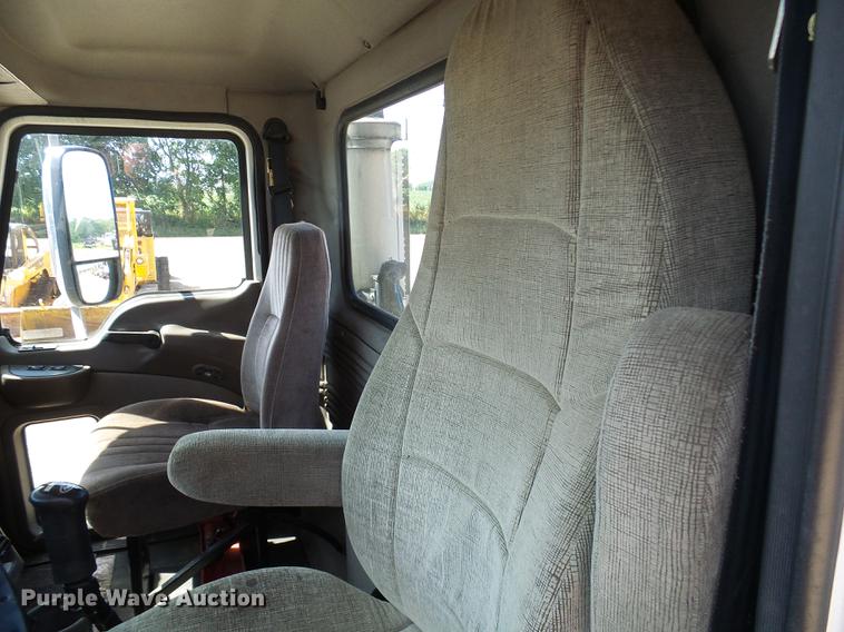 image for item DE5104 2004 Mack CX613 semi truck