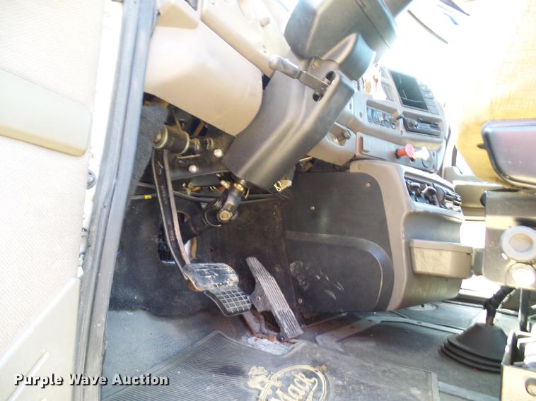 image for item DE5104 2004 Mack CX613 semi truck