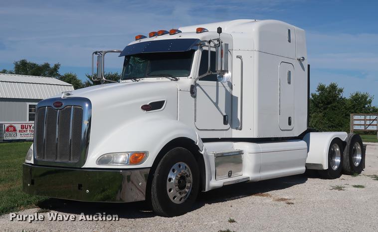 image for item DF2308 2006 Peterbilt 386 semi truck