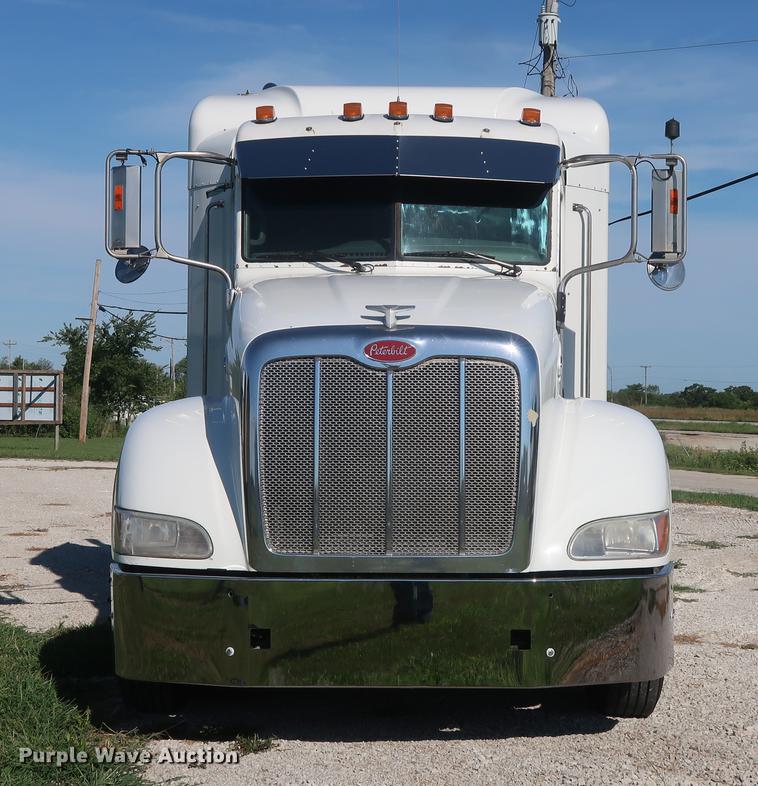 image for item DF2308 2006 Peterbilt 386 semi truck