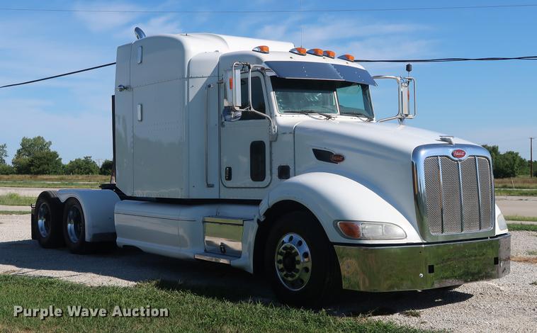 image for item DF2308 2006 Peterbilt 386 semi truck