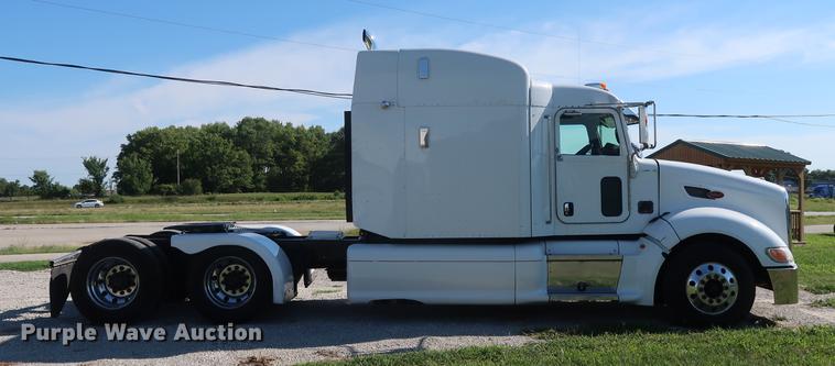 image for item DF2308 2006 Peterbilt 386 semi truck