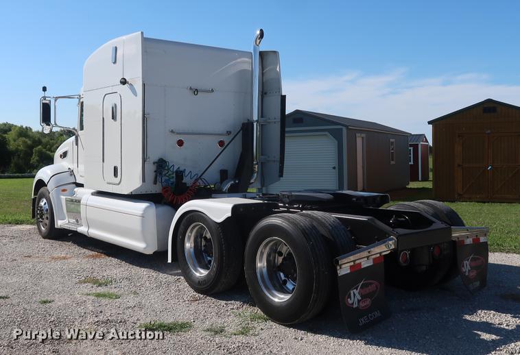 image for item DF2308 2006 Peterbilt 386 semi truck