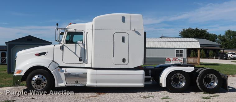image for item DF2308 2006 Peterbilt 386 semi truck