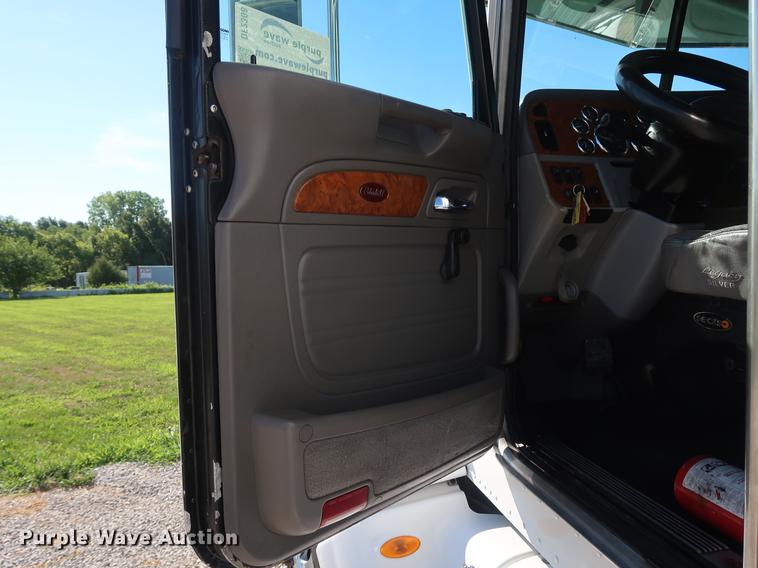 image for item DF2308 2006 Peterbilt 386 semi truck
