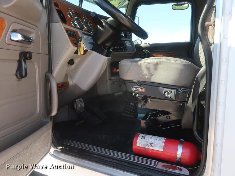 image for item DF2308 2006 Peterbilt 386 semi truck