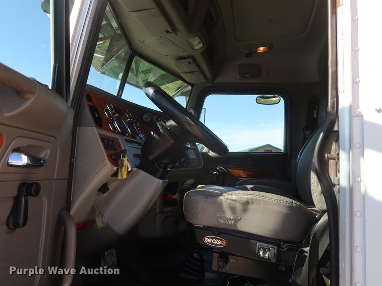 image for item DF2308 2006 Peterbilt 386 semi truck