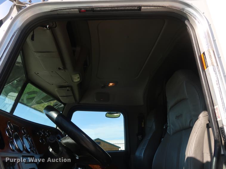 image for item DF2308 2006 Peterbilt 386 semi truck