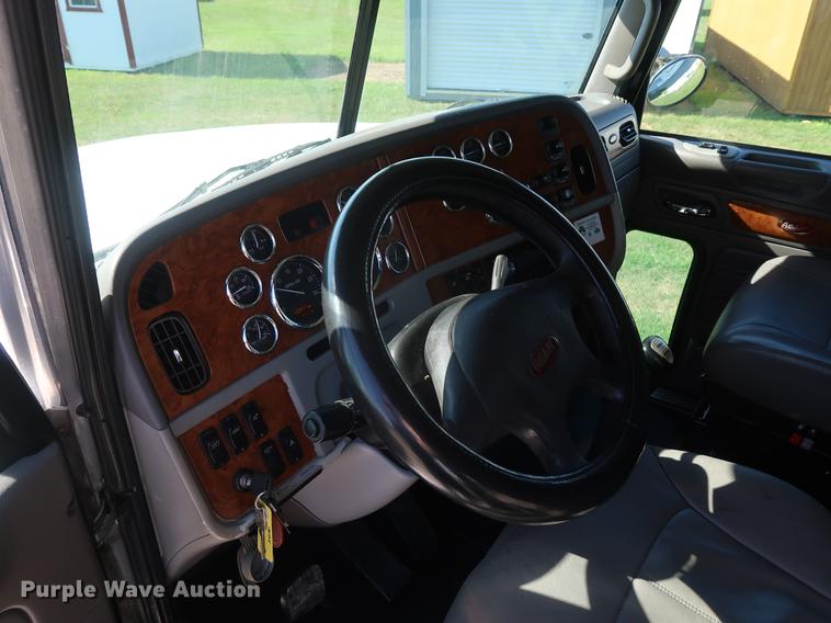 image for item DF2308 2006 Peterbilt 386 semi truck