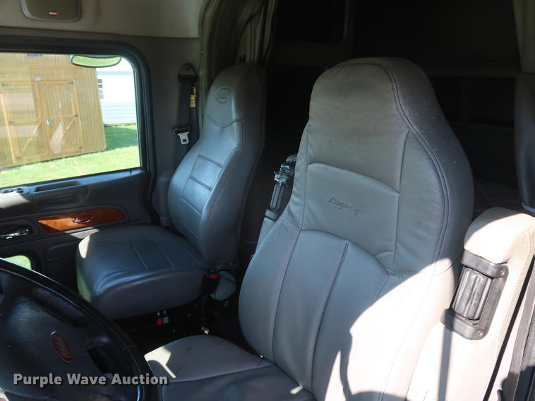image for item DF2308 2006 Peterbilt 386 semi truck