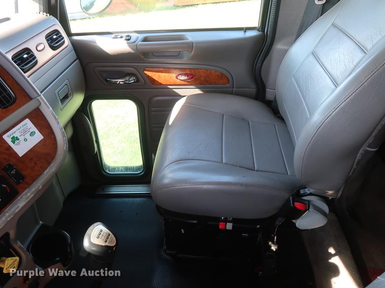 image for item DF2308 2006 Peterbilt 386 semi truck