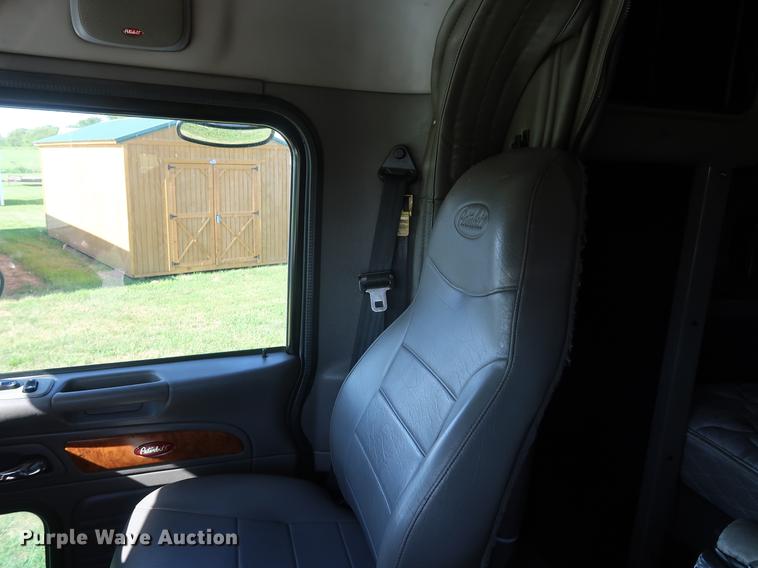 image for item DF2308 2006 Peterbilt 386 semi truck
