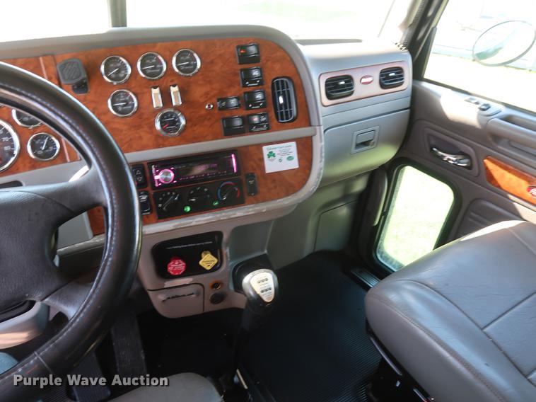 image for item DF2308 2006 Peterbilt 386 semi truck