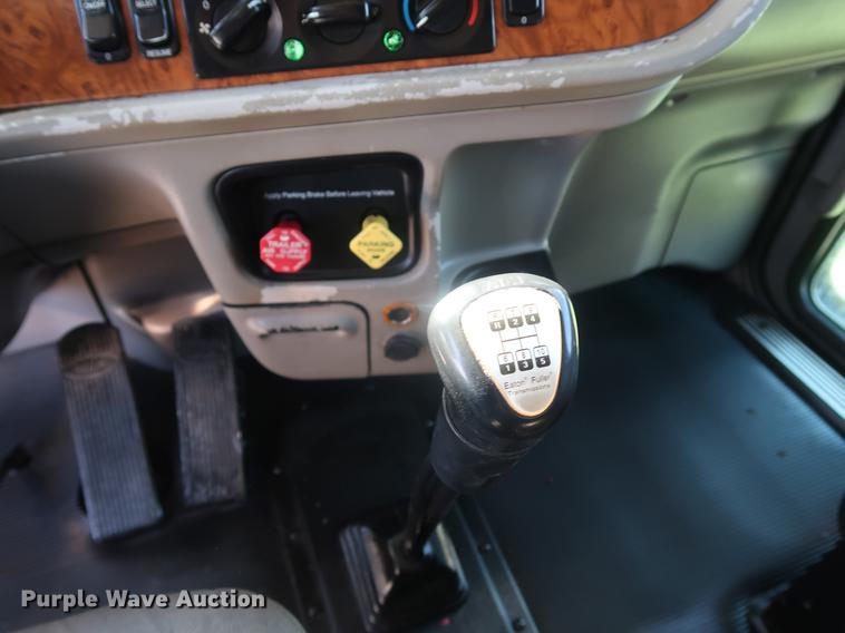 image for item DF2308 2006 Peterbilt 386 semi truck