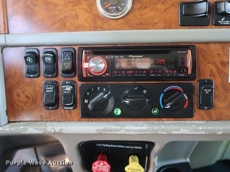 image for item DF2308 2006 Peterbilt 386 semi truck