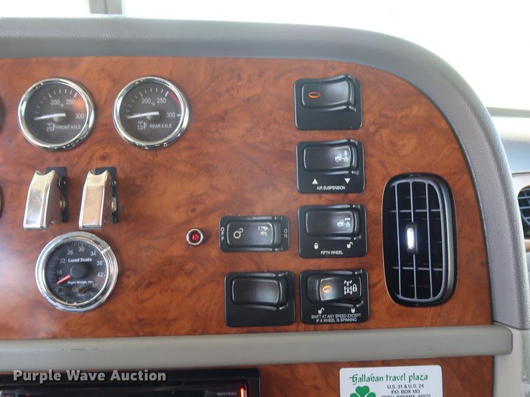 image for item DF2308 2006 Peterbilt 386 semi truck