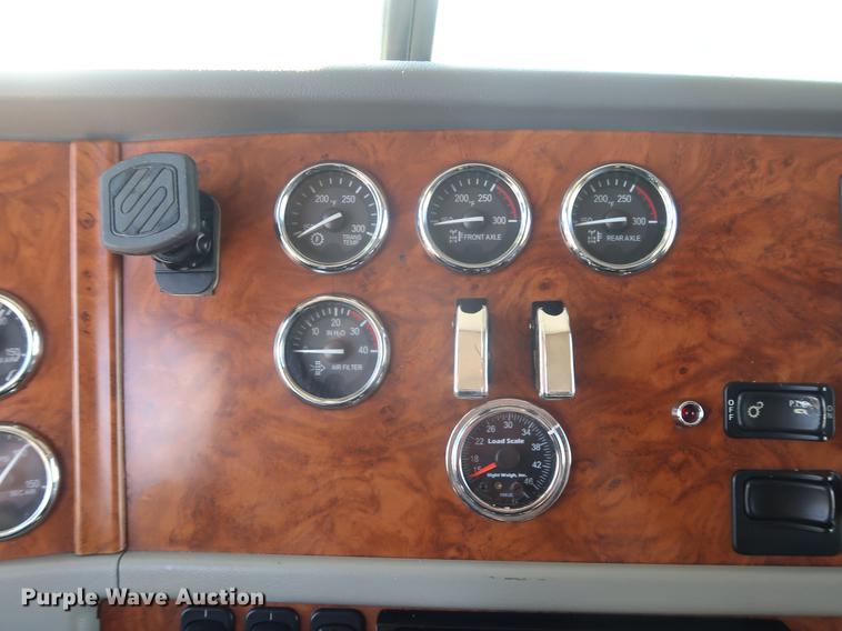 image for item DF2308 2006 Peterbilt 386 semi truck