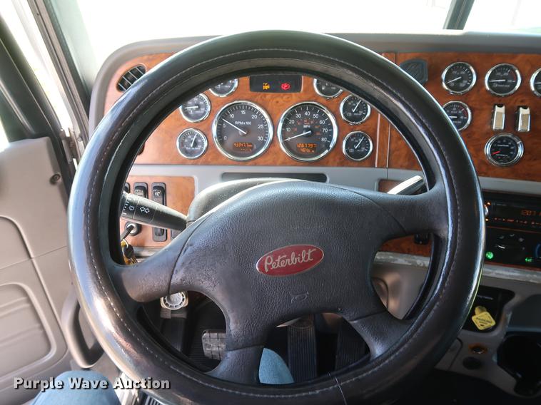 image for item DF2308 2006 Peterbilt 386 semi truck
