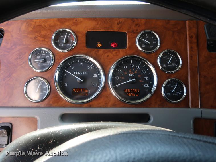 image for item DF2308 2006 Peterbilt 386 semi truck