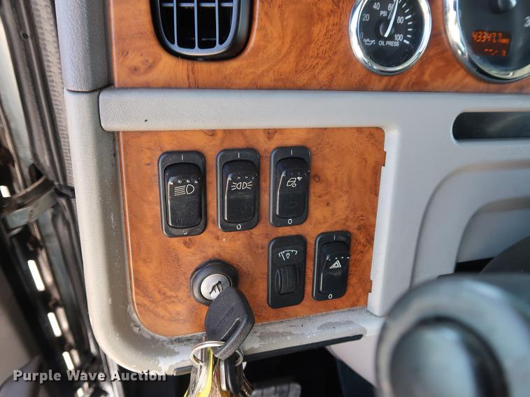 image for item DF2308 2006 Peterbilt 386 semi truck