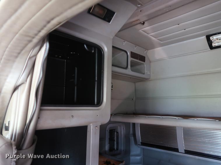 image for item DF2308 2006 Peterbilt 386 semi truck