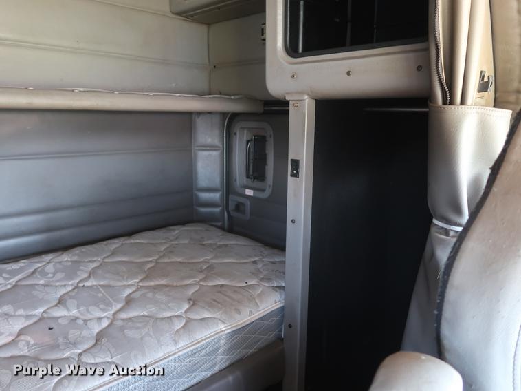 image for item DF2308 2006 Peterbilt 386 semi truck