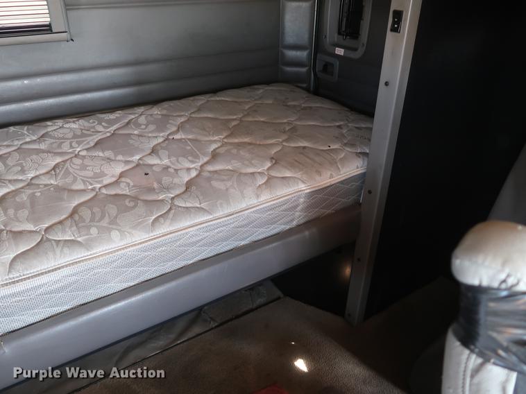 image for item DF2308 2006 Peterbilt 386 semi truck