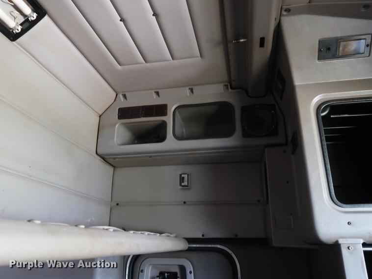 image for item DF2308 2006 Peterbilt 386 semi truck