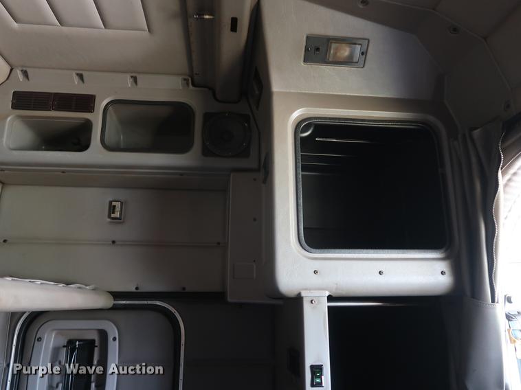 image for item DF2308 2006 Peterbilt 386 semi truck