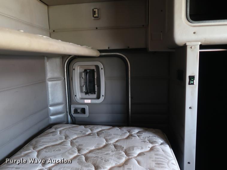 image for item DF2308 2006 Peterbilt 386 semi truck