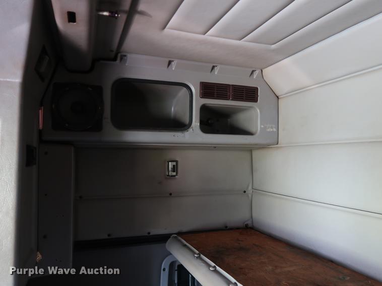 image for item DF2308 2006 Peterbilt 386 semi truck