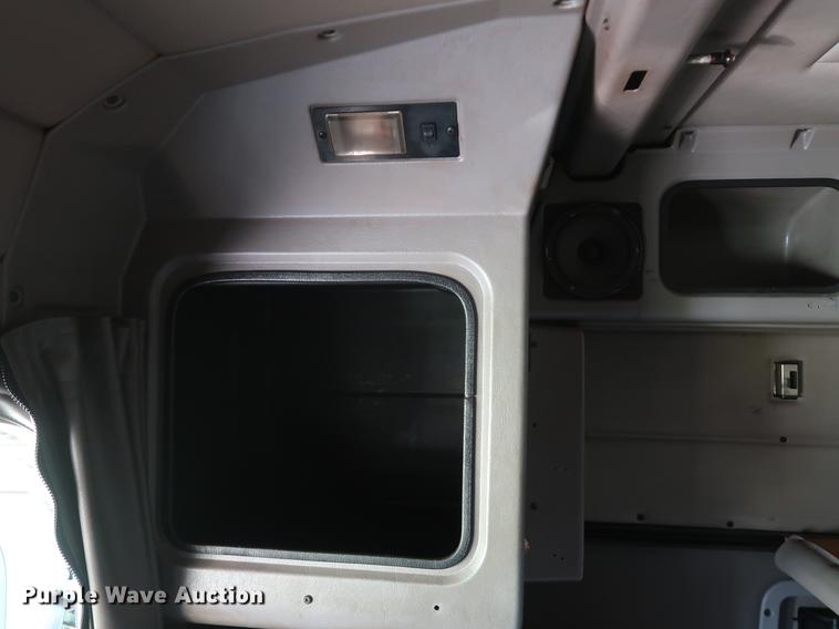 image for item DF2308 2006 Peterbilt 386 semi truck