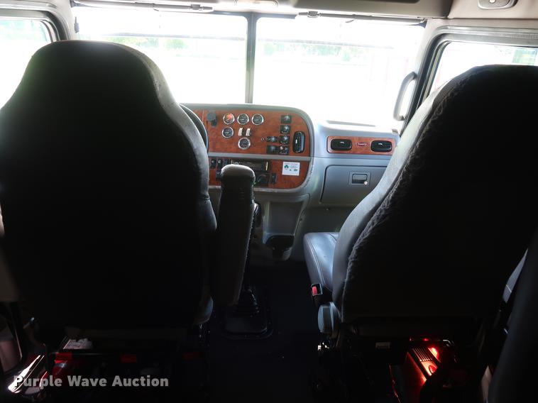 image for item DF2308 2006 Peterbilt 386 semi truck
