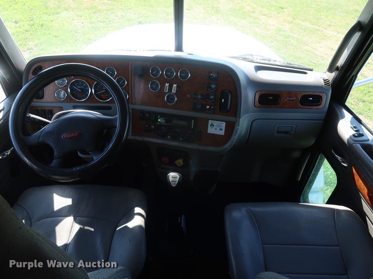 image for item DF2308 2006 Peterbilt 386 semi truck