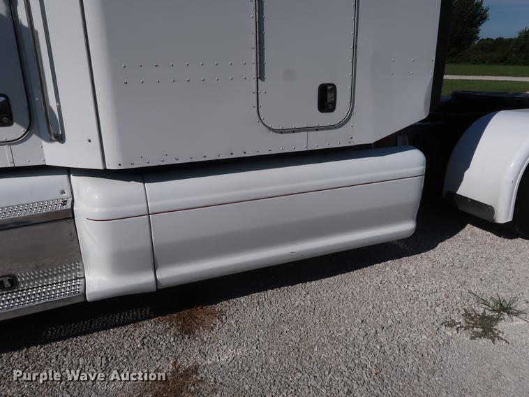 image for item DF2308 2006 Peterbilt 386 semi truck